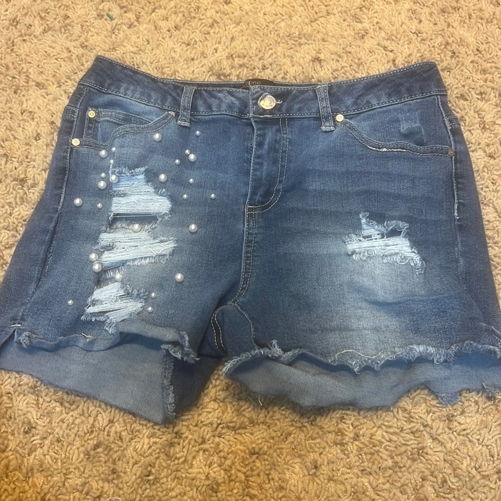 Distressed jean shorts with pearls size 9/29